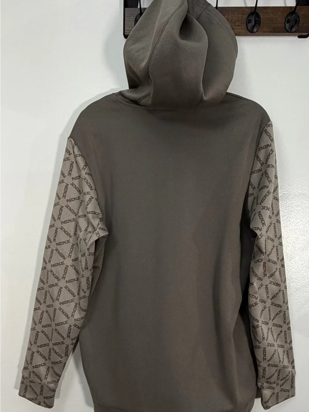 Nike Men’s Gray Geometric Pattern Pullover Hoodie